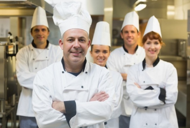 Cofia de chef: ¿por qué es un elemento clave en la higiene de la cocina?