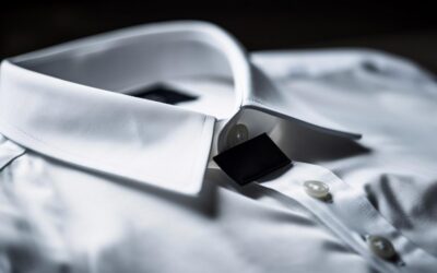 La elegancia del blanco y negro en uniformes empresariales