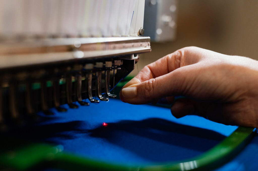 ¿Cómo personalizar uniformes con bordados computarizados sin perder profesionalismo?