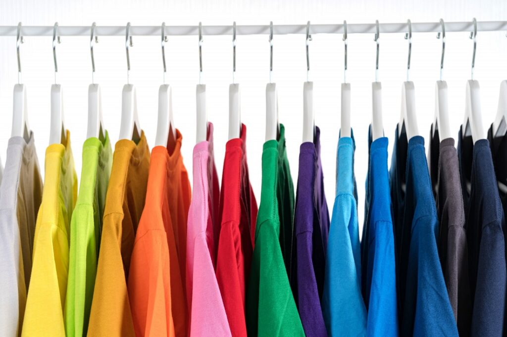¿Cómo combinar colores en camisas para uniformes empresariales?
