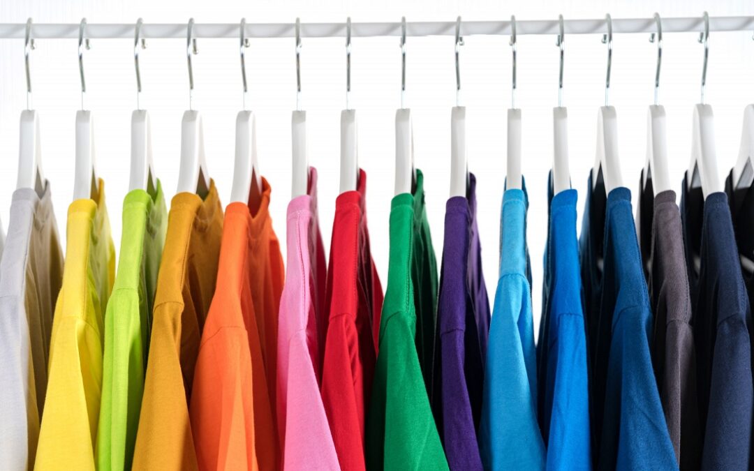 ¿Cómo combinar colores en camisas para uniformes empresariales?