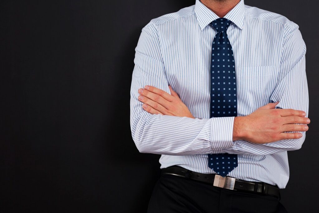 Guía para combinar corbatas con uniformes empresariales