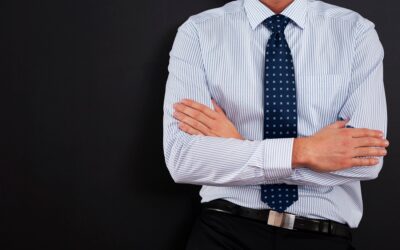 Guía para combinar corbatas con uniformes empresariales