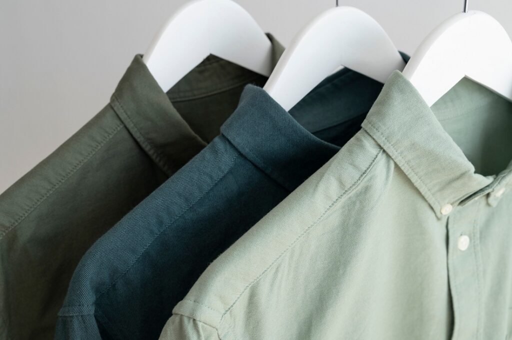 Camisas, blusas y playeras corporativas: diferencias, usos y beneficios según el tipo de empresa