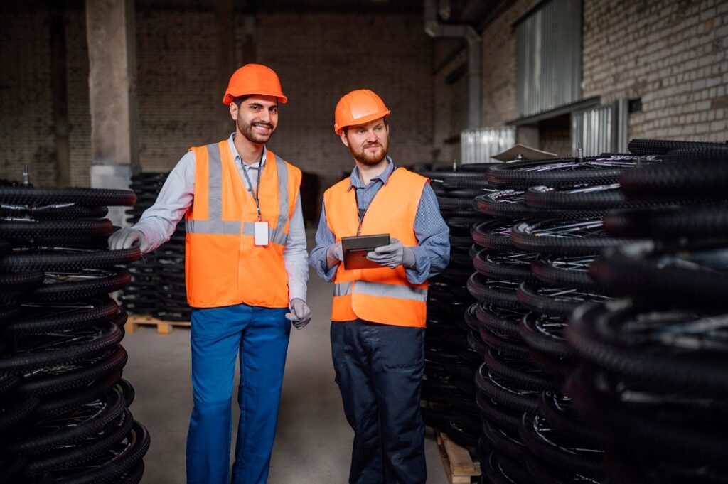 Uniformes para fábricas: resistencia, confort y durabilidad