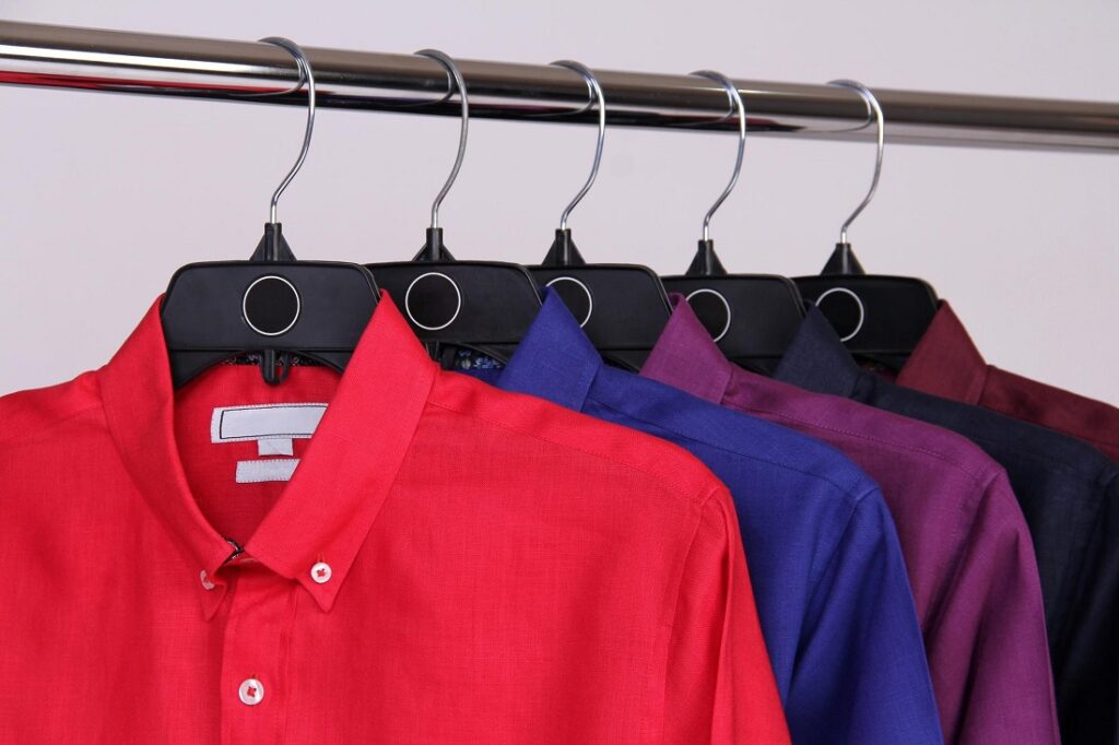 ¿Qué comunica un uniforme según su estilo?